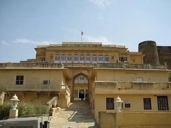 ऐतिहासिक नगरी रूपनगढ़ बोल रहा हूं...