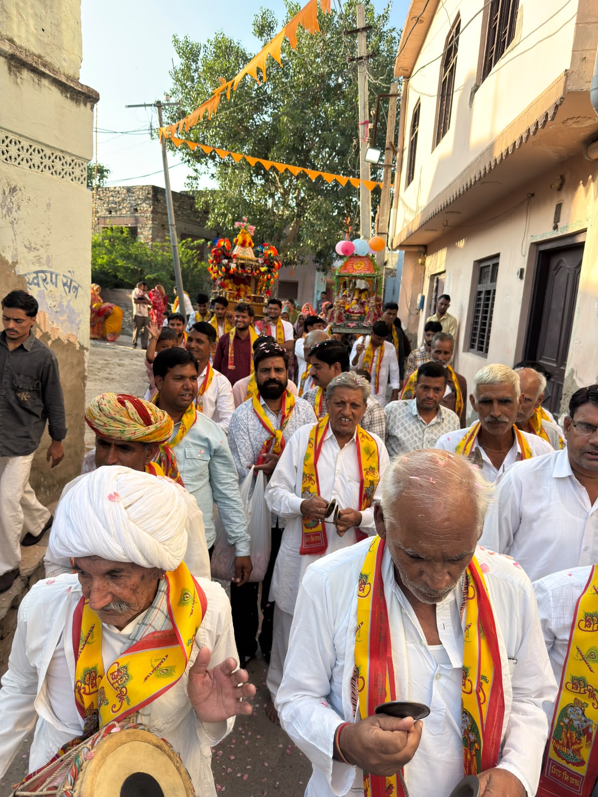 जल झुलनी एकादशी पर रूपनगढ़-सुरसुरा में निकली भव्य शोभायात्रा, पुष्पवर्षा से हुआ स्वागत