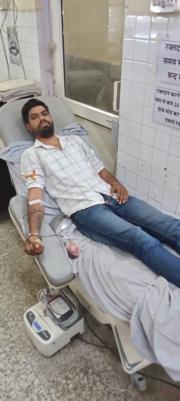 मुश्किल घड़ी में रक्तवीरों ने थामा हाथ, दो मरीजों को समय पर मिली मदद झुंझुनू की कैलाश कंवर के लिए ए नेगेटिव प्लेटलेट्स जुटाए, एक्सीडेंट में घायल पूरण सिंह के लिए अनिल अग्रवाल ने किया ओ पॉजिटिव रक्तदान
