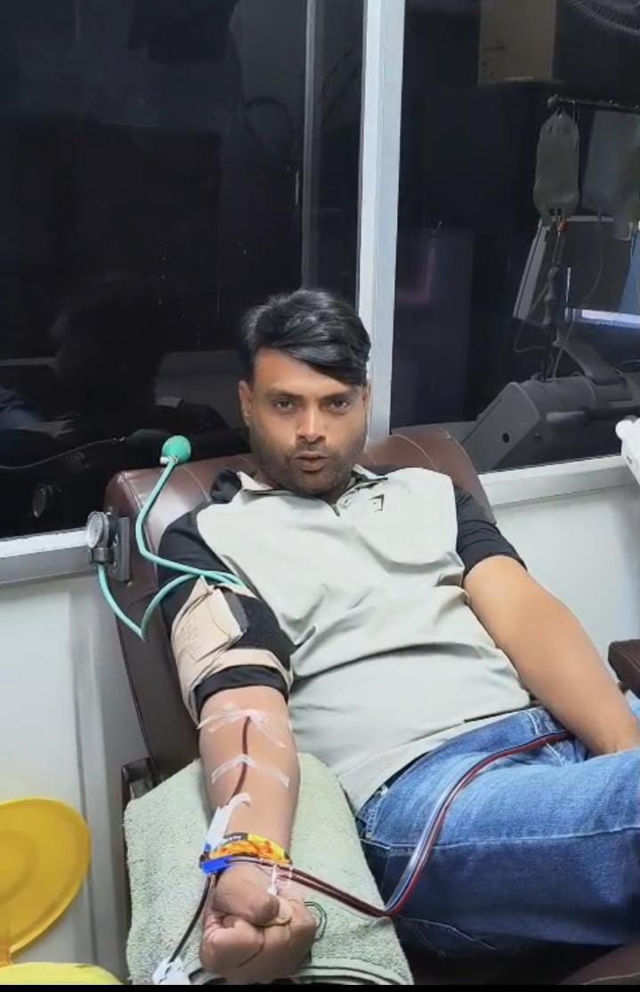 मुश्किल घड़ी में रक्तवीरों ने थामा हाथ, दो मरीजों को समय पर मिली मदद झुंझुनू की कैलाश कंवर के लिए ए नेगेटिव प्लेटलेट्स जुटाए, एक्सीडेंट में घायल पूरण सिंह के लिए अनिल अग्रवाल ने किया ओ पॉजिटिव रक्तदान